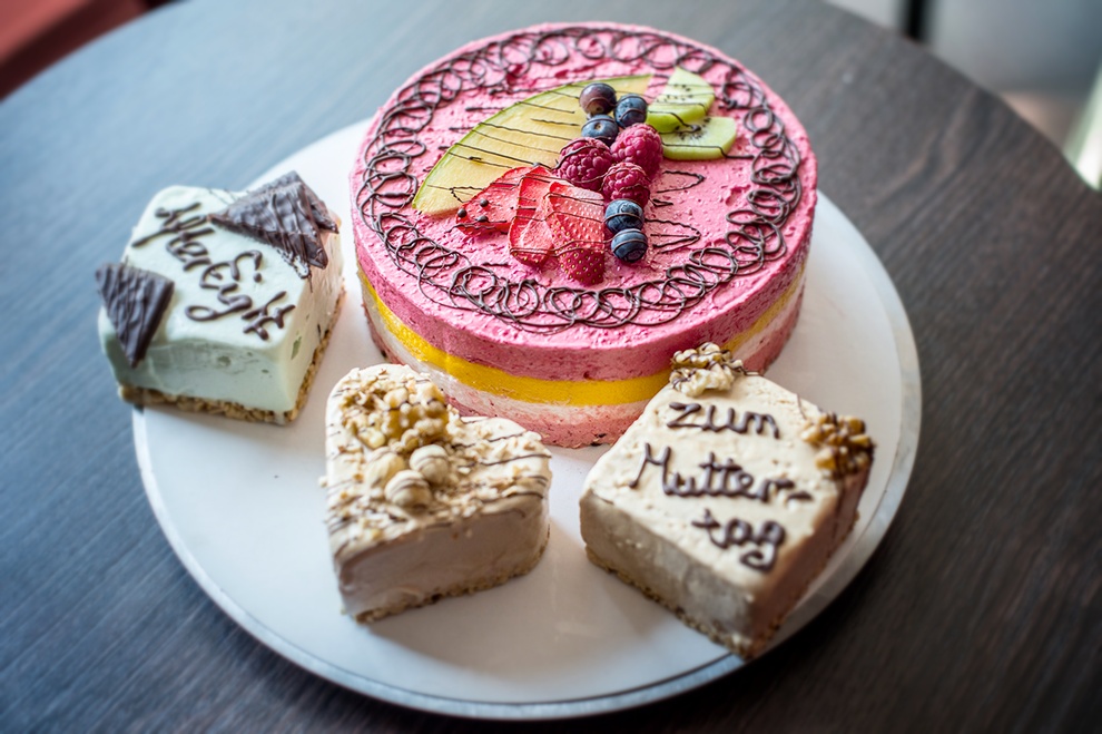 Eistorte und Eiskuchen auf einem Teller